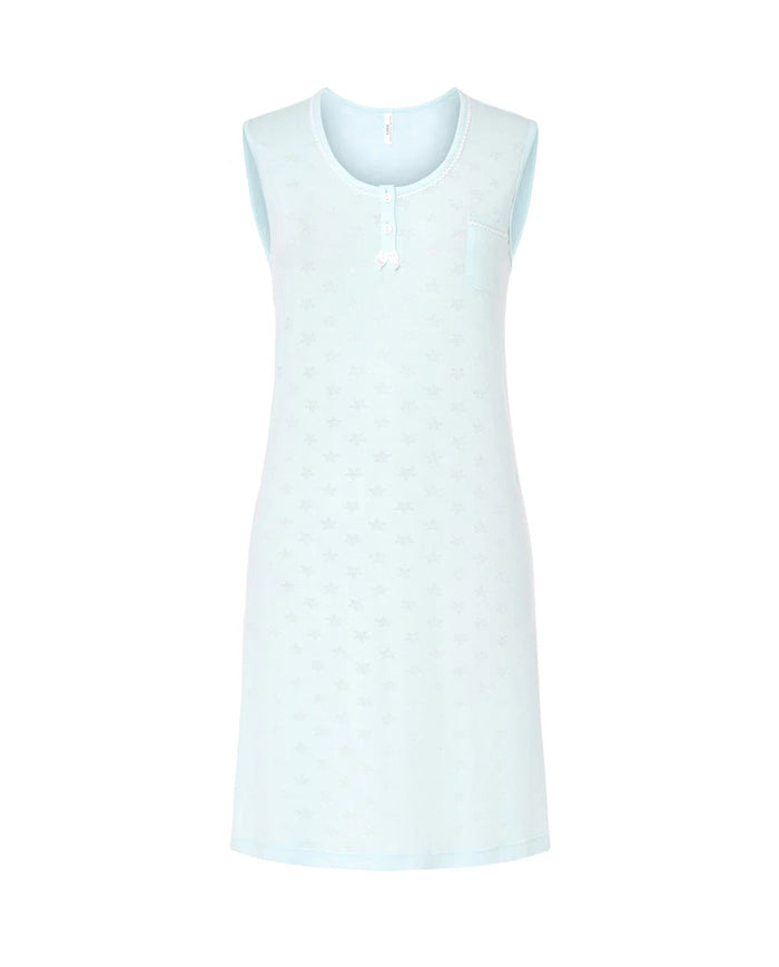 Camisón corto sin mangas de punto verde suave y diseño desagujado de estrellitas cuello abotonado, lacito y bolsillo decorativo