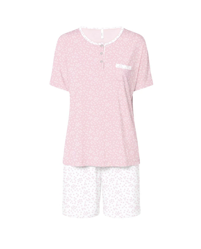 Pijama corto de mujer de manga corta, top rosa de cuello abierto en contraste con pata y botones, bolsillo decorativo, estampado de florecitas blancas y pantalón blanco con florecitas rosas