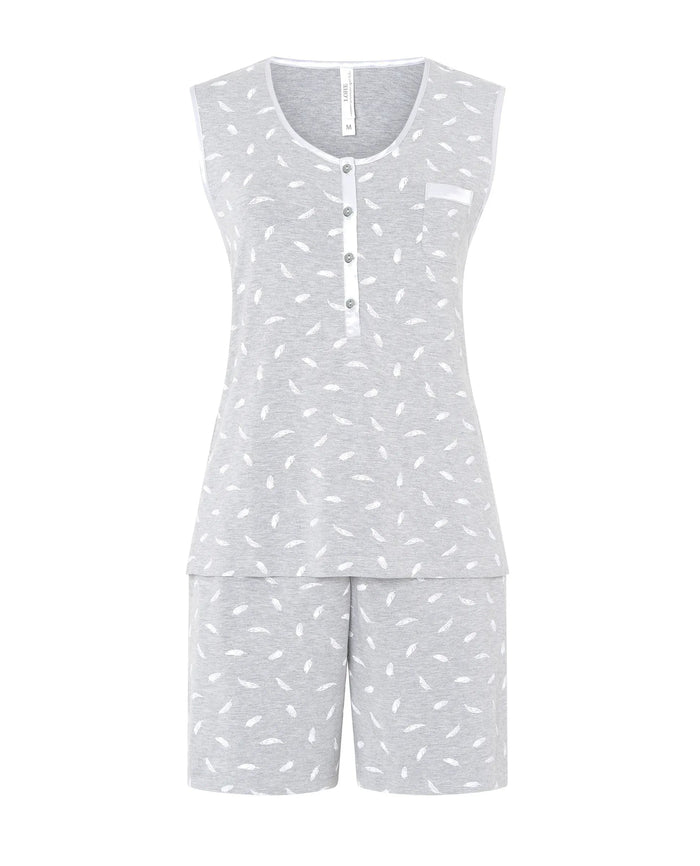 Pijama corto sin mangas de mujer Lohe, vigoré gris estampado plumas y pantalón corto con lazo de raso.
