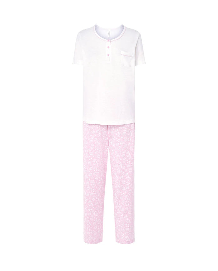 Pijama largo de mujer para verano, camiseta blanca manga corta, cuello redondo y botones rosas. Pantalón rosa de flores blancas