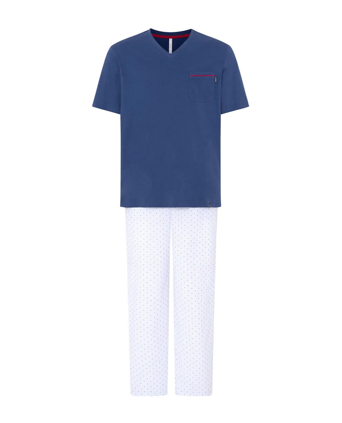 Pijama largo de hombre Lohe, top liso marino, cuello pico y bolsillo pecho, pantalón largo plana plumeti con rayas y bolsillos.