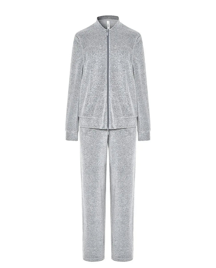 Pijama Lohe de mujer terciopelo gris, abierto con cremallera, bolsillos laterales, manga larga y pantalón largo.