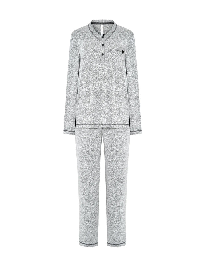 Conjunto de pijama gris de dos piezas con camiseta abotonada de manga larga con bolsillo en el pecho y pantalón largo a juego