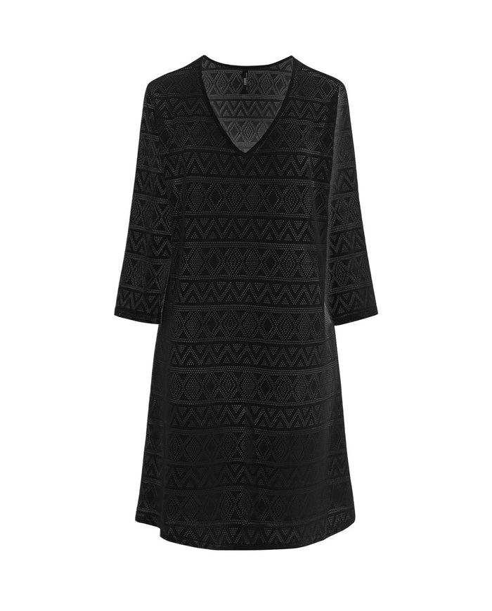 Vestido negro de punto desagujado de motivos geométricos con escote en V y mangas tres cuartos.