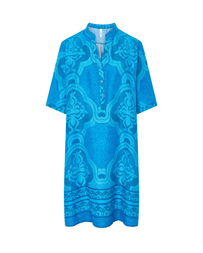 Vestido de baño de mujer de manga corta azul con estampado mosaico y cuello abierto con pata y botones.