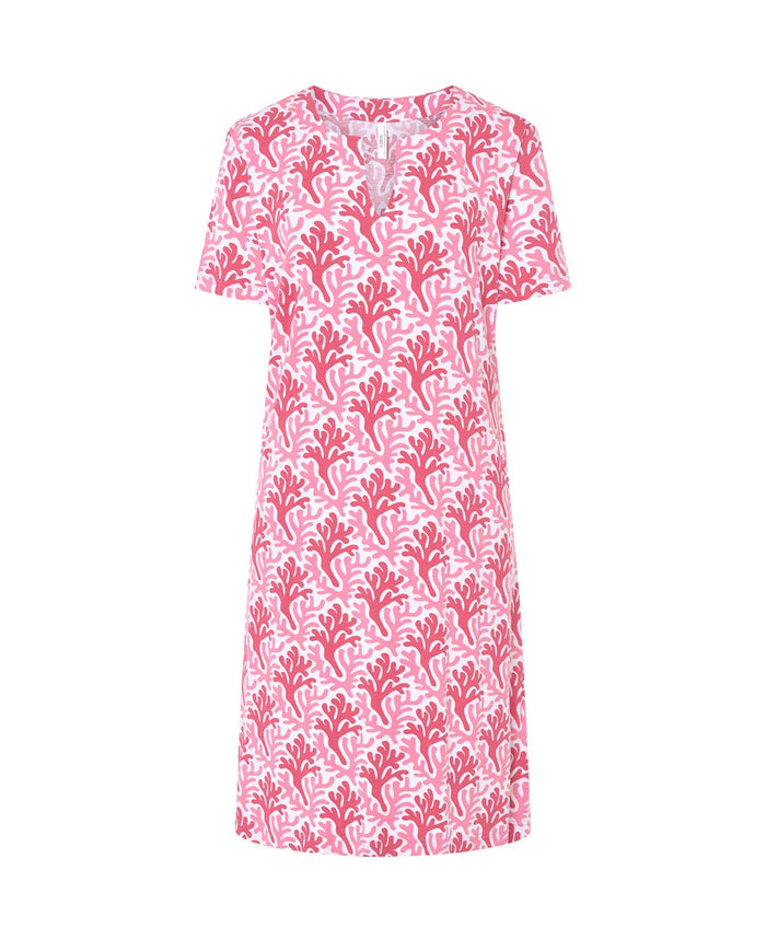 Vestido de baño corto de manga corta en punto estampado de corales fucsia, cuello con abertura y bolsillos laterales.