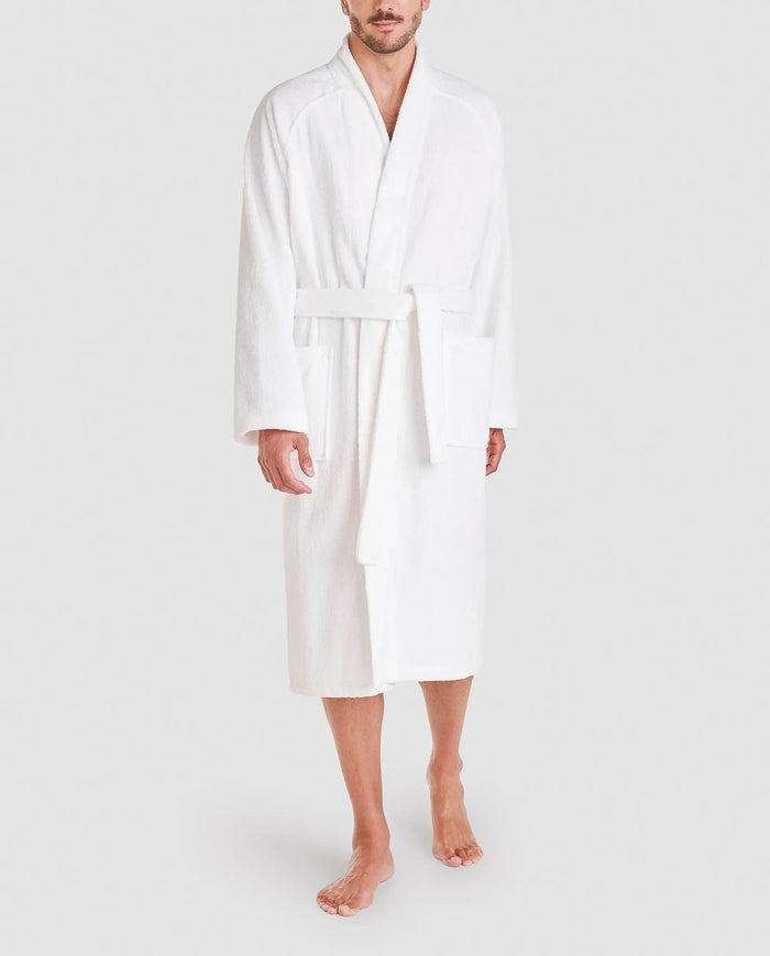 Hombre posa con albornoz baño algodón blanco unisex con bolsillo de plastón y cinturón
