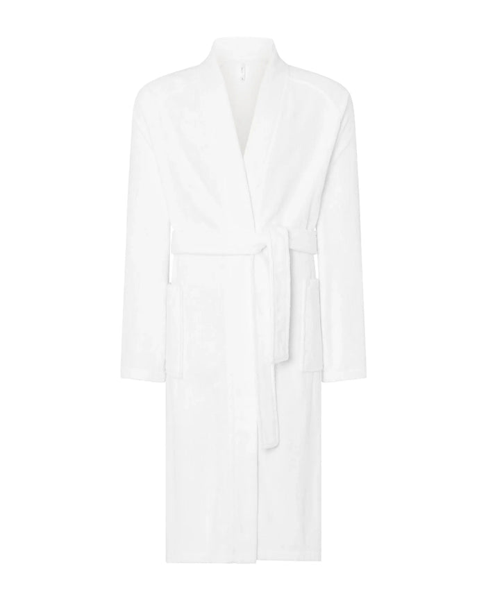 Albornoz largo unisex, tejido algodón blanco, con tira de cuello, bolsillo de plastón, cinturón y manga larga.