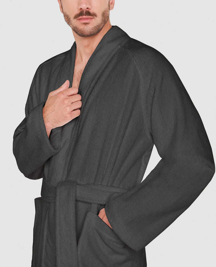 Detalle de albornoz largo cruzado Lohe estilo unisex con tira de cuello y bolsillo de plastón color gris oscuro