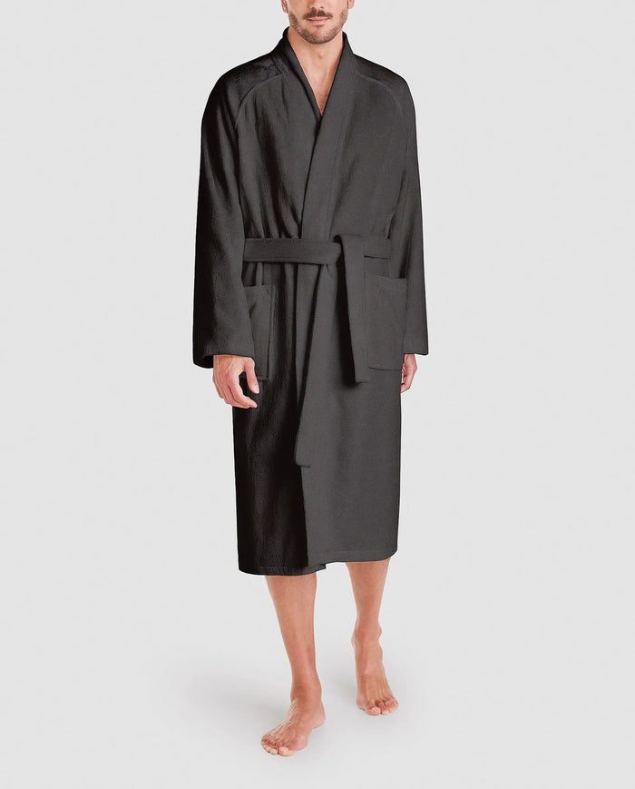 Hombre posa con albornoz baño algodón gris oscuro unisex con bolsillo de plastón y cinturón