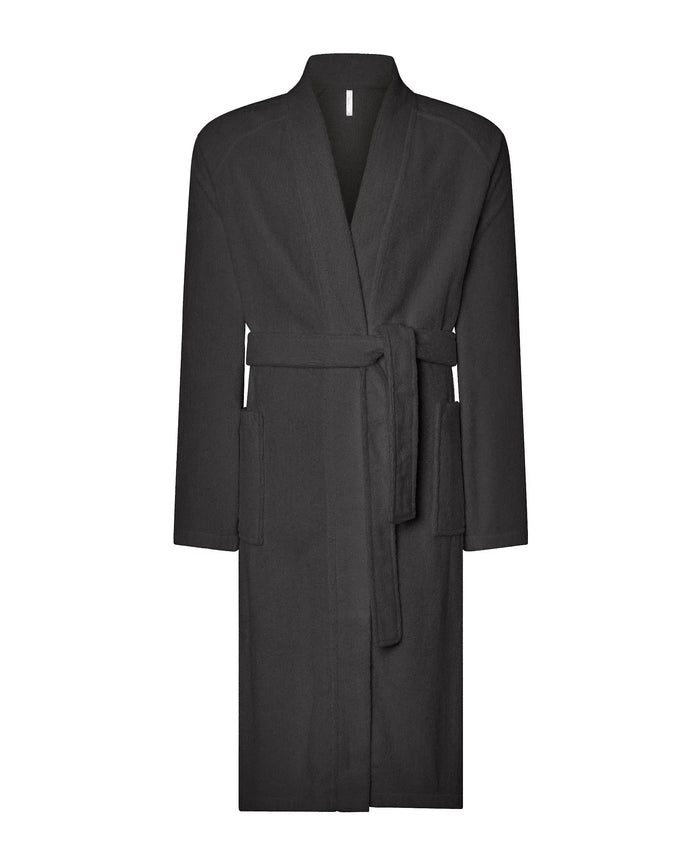 Albornoz largo unisex, tejido algodón gris oscuro, con tira de cuello, bolsillo de plastón, cinturón y manga larga.