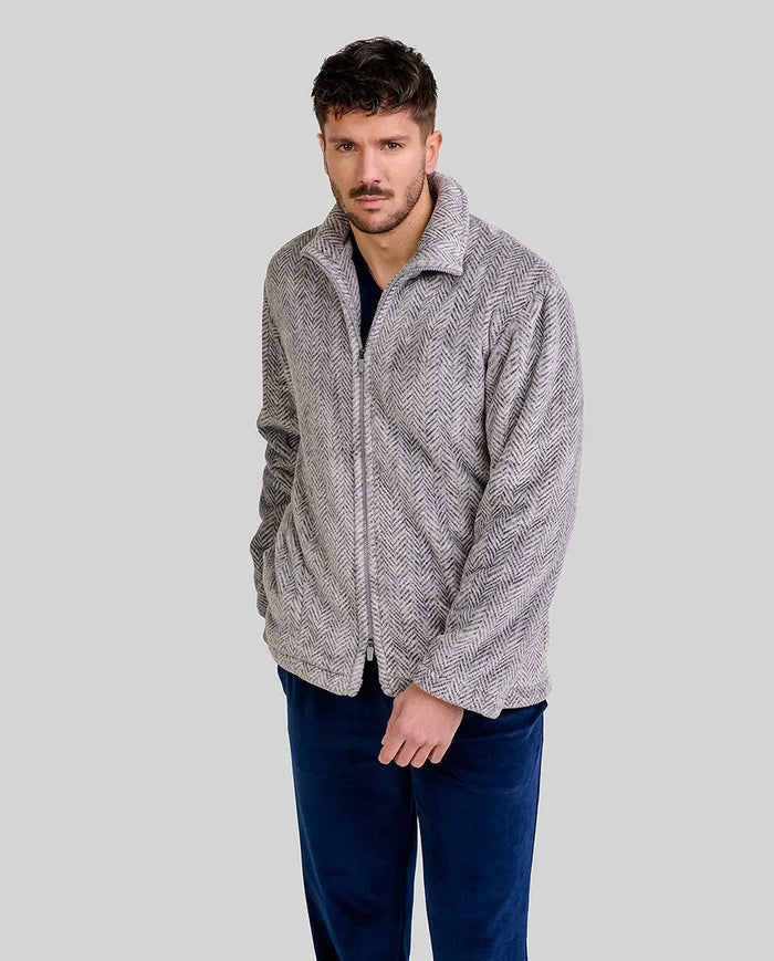 Hombre posa con bata corta de invierno con cremallera en tejido de espiga gris