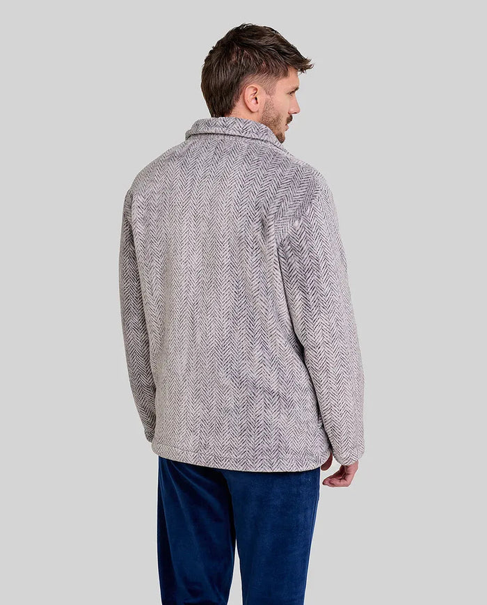 Vista trasera de bata de hombre tejido de espiga gris con bolsillos laterales.