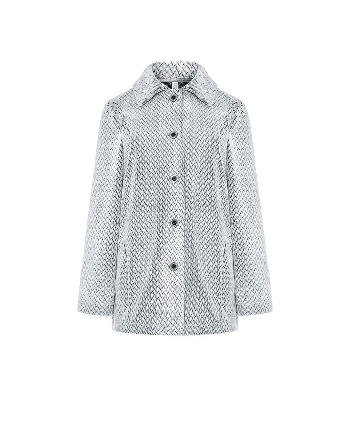Mujer luciendo chaquetilla de pijama gris con cremallera para invierno