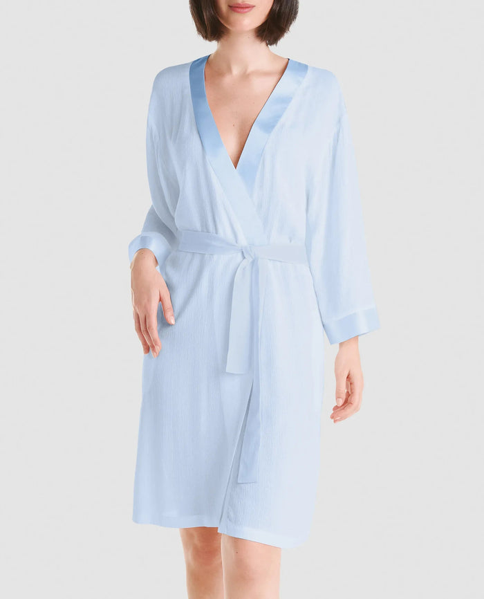 Mujer vestida con elegante bata corta de verano de viscosa jacquard celeste