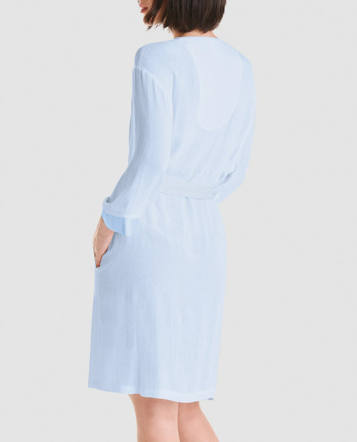 Vista trasera de bata corta de verano cruzada en viscosa jacquard celeste
