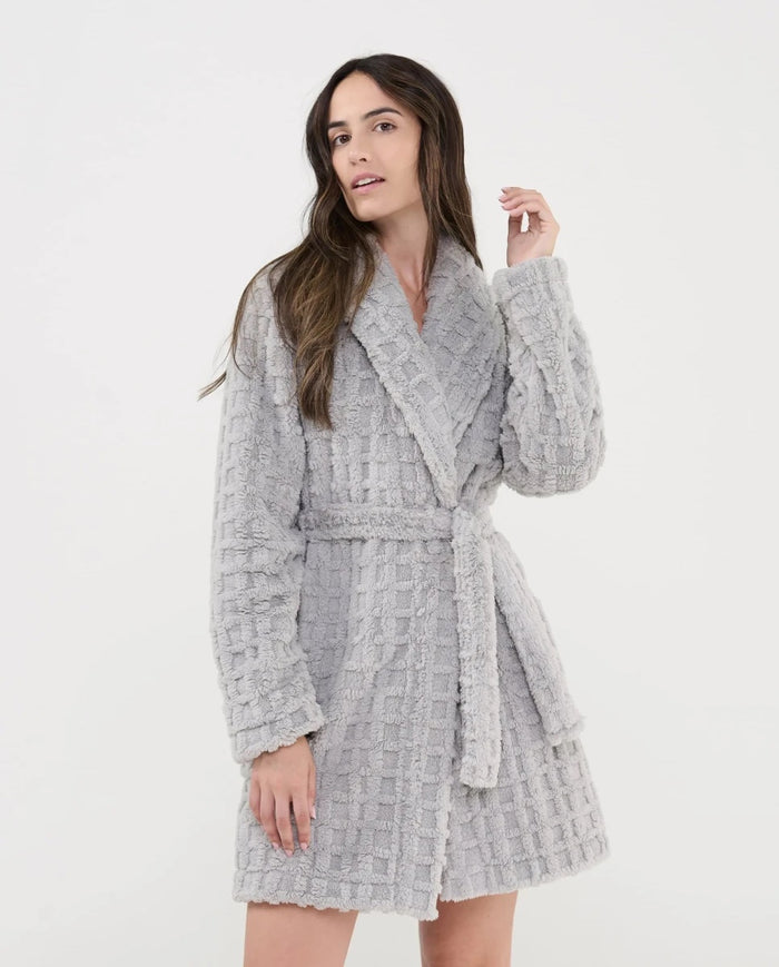 Mujer con bata cruzada corta gris jacquard de cuadros