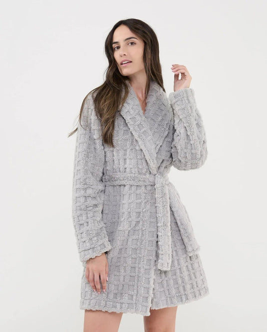 Mujer con bata cruzada corta gris jacquard de cuadros