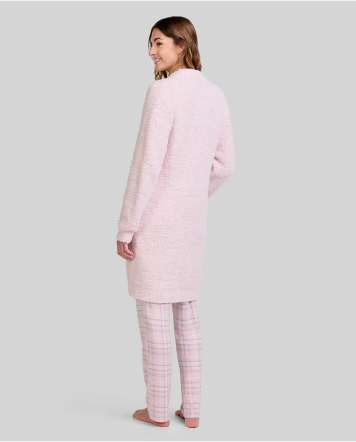 Vista trasera de mujer con bata larga de invierno rosa con bolsillos