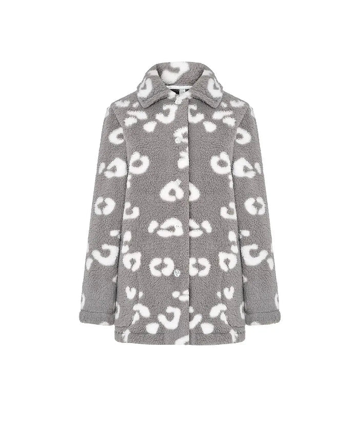 Bata corta de mujer abotonada estampado animal gris con manchas blancas, cuello, bolsillos y mangas largas