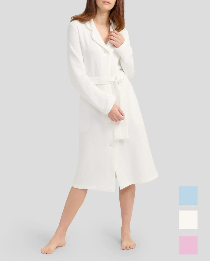 Mujer luciendo una elegante bata lencera marfil con cinturón, botones blancos y cuello solapa con vivo blanco
