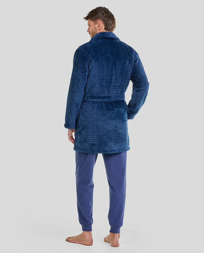Hombre  de espaldas con bata corta azul marino de bolsillos y pijama azul