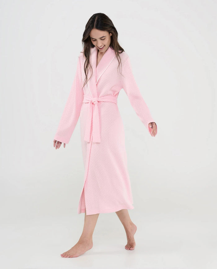Mujer con bata lencera larga jacquard rosa y solapa con vivo a contraste