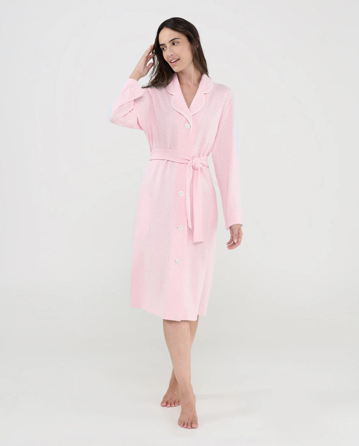 Mujer con bata larga lencera rosa para verano cuello clásico, cruzada con cinturón y botones