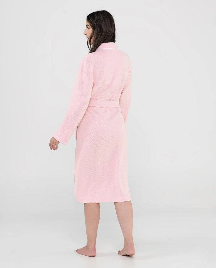 Mujer de espaldas con bata lencera larga en jacquard rosa