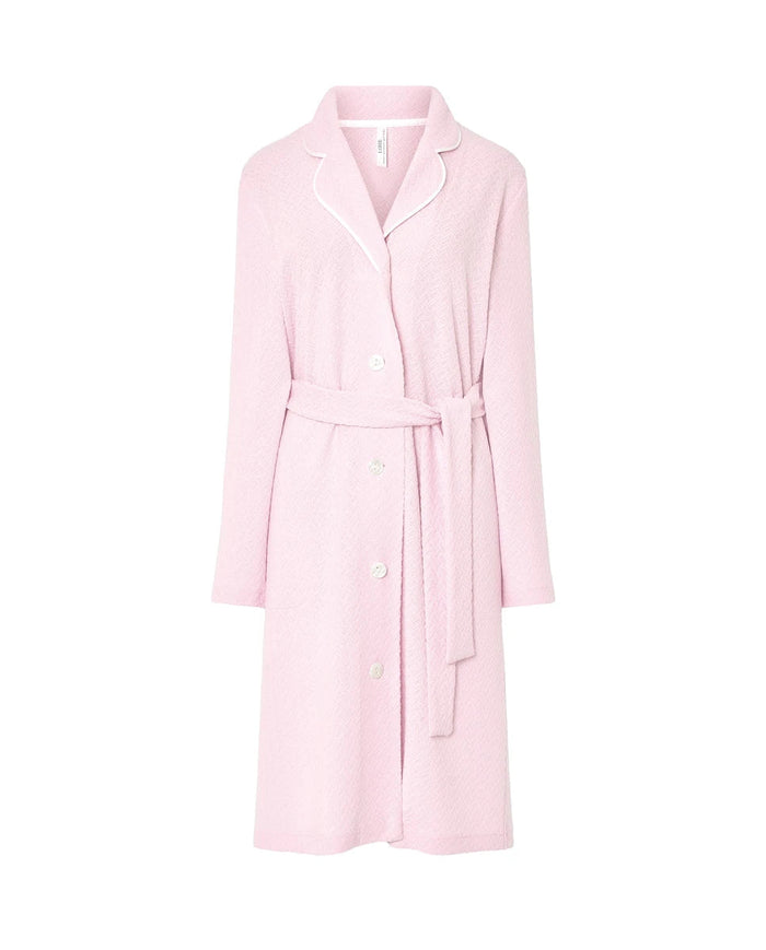 Bata lencera larga de verano jacquard rosa, manga larga, cruzada con cinturón y botones, cuello clásico con vivo a contraste.