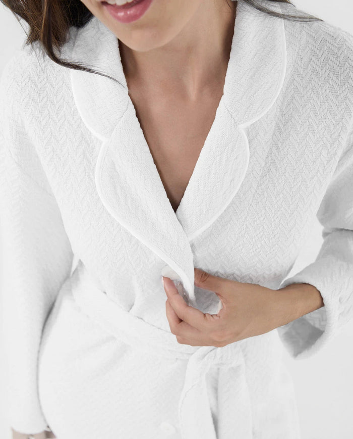 Detalle del cuello clásico con vivo a contraste de la bata larga lencera marfil