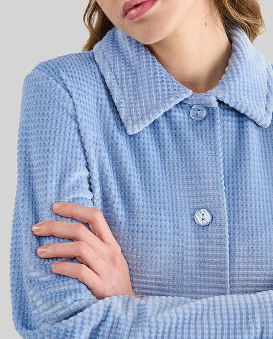 Detalle de bata de invierno abotonada para mujer en jacquard azul de cuadritos