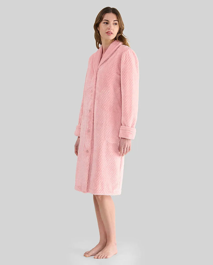 Mujer con amorosa bata larga celeste de lunares blancos y azules en relieve para invierno
