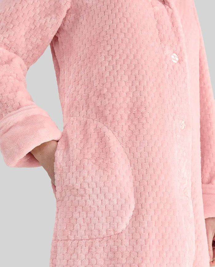 Mujer con bata larga de elegante Jacquard rosa palo, cuello solapa, botones, cinturón y bolsillos laterales