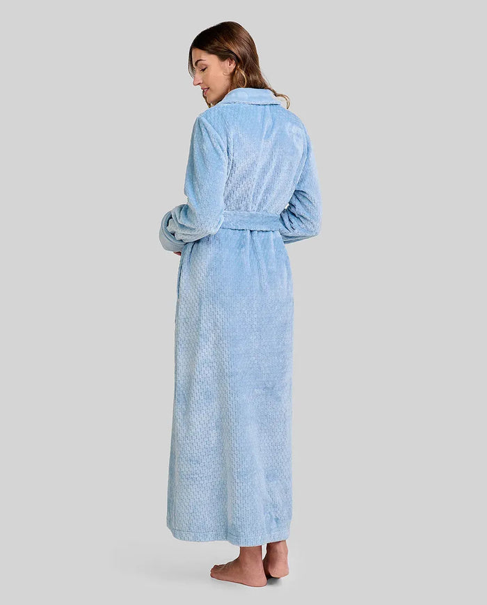 Mujer de espaldas con bata de invierno hasta los pies en clásico Jacquard azul acero con cinturón