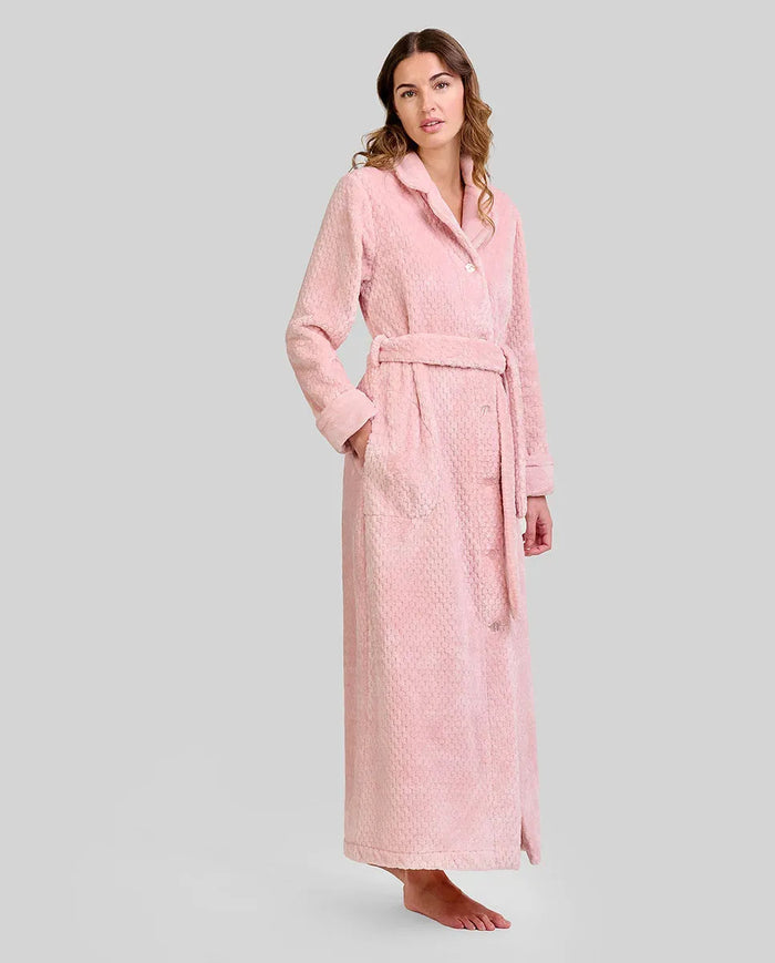 Mujer con bata larga de elegante Jacquard rosa palo, cuello solapa, botones, cinturón y bolsillos laterales
