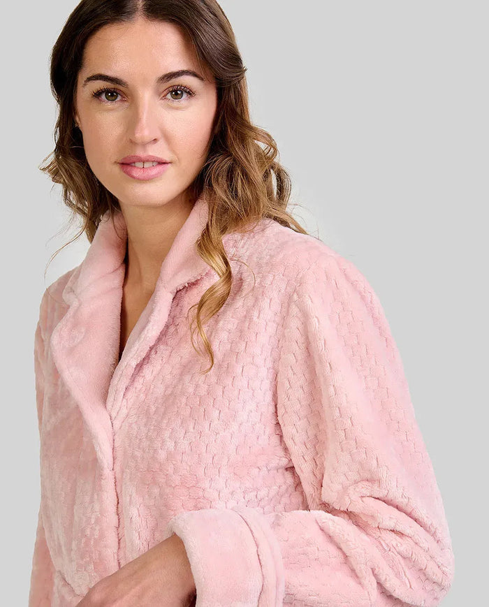 Detalle de bata larga de invierno en amoroso tejido jacquard rosa con botones y cinturón