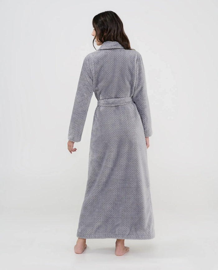 Mujer de espaldas con bata larga gris textura espiga con cinturón ideal para hogar.