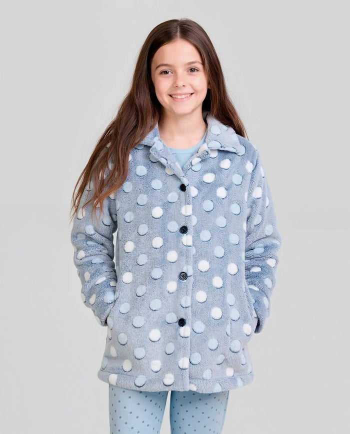Niña vistiendo amorosa bata de invierno para casa abotonada estampado azul con círculos en relieve y con bolsillos