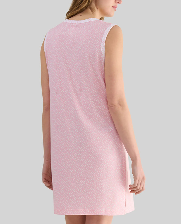 Vista de espaldas de camisola sin mangas corta rosa estampado corazones.