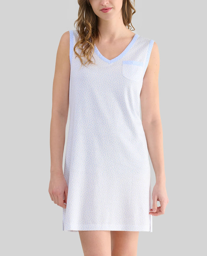 Mujer con camisola corta de verano celeste sin mangas con escote pico y diseño de corazoncitos