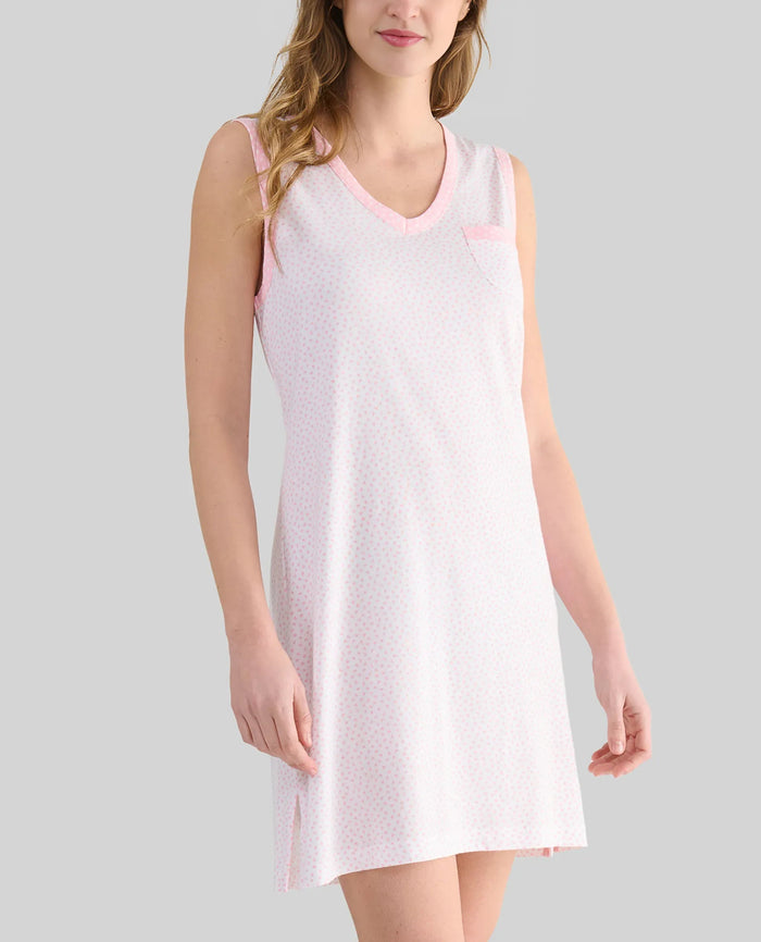 Mujer con camisola corta de verano rosa sin mangas con escote pico y diseño de corazoncitos