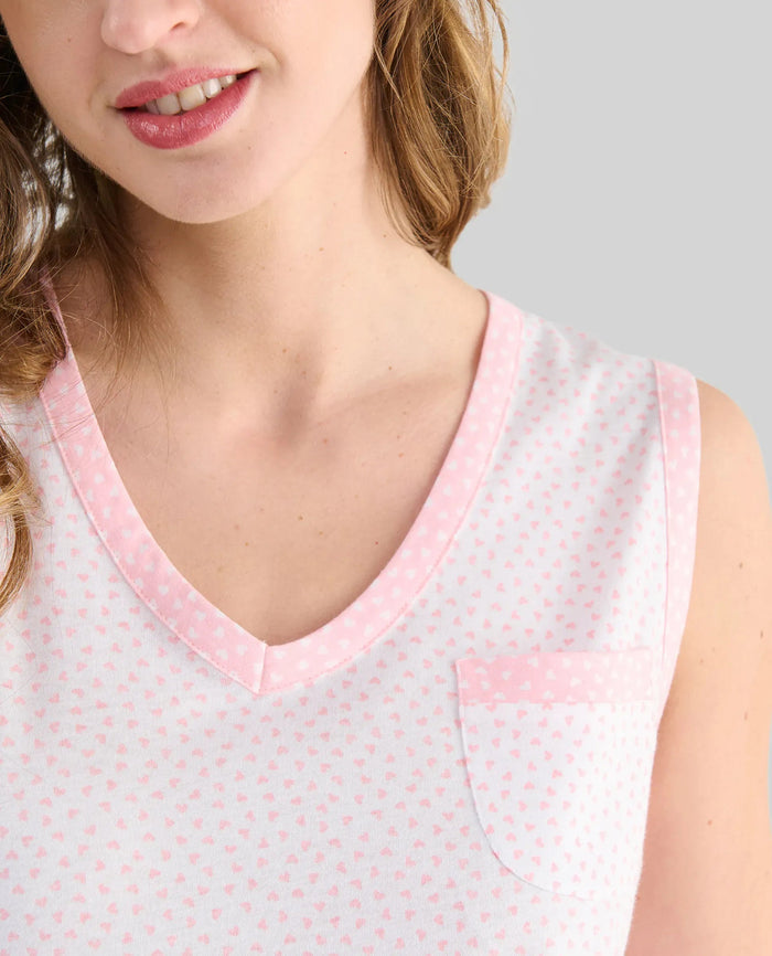 Vista detalle de escote en pico de  camisola sin mangas para verano con detalles de corazones rosas