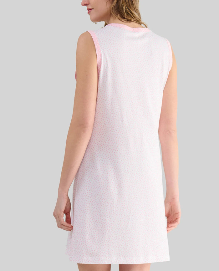 Una mujer de espaldas luce una camisola de verano sin mangas de color claro con delicados estampados de corazones rosas