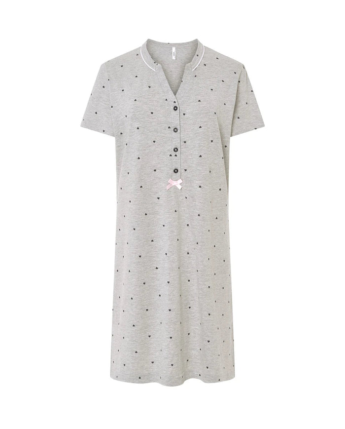 Camisón corto manga corta en punto vigoré gris estampado corazoncitos, escote pico abierto con botones y lazo  raso rosa.