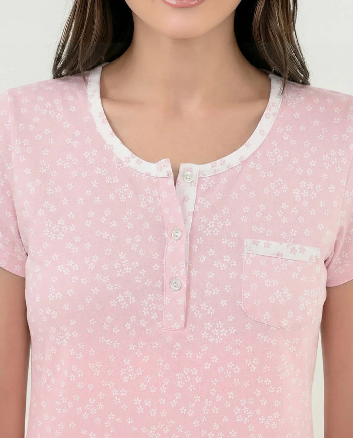 Camisón corto de manga corta rosa con flores blancas