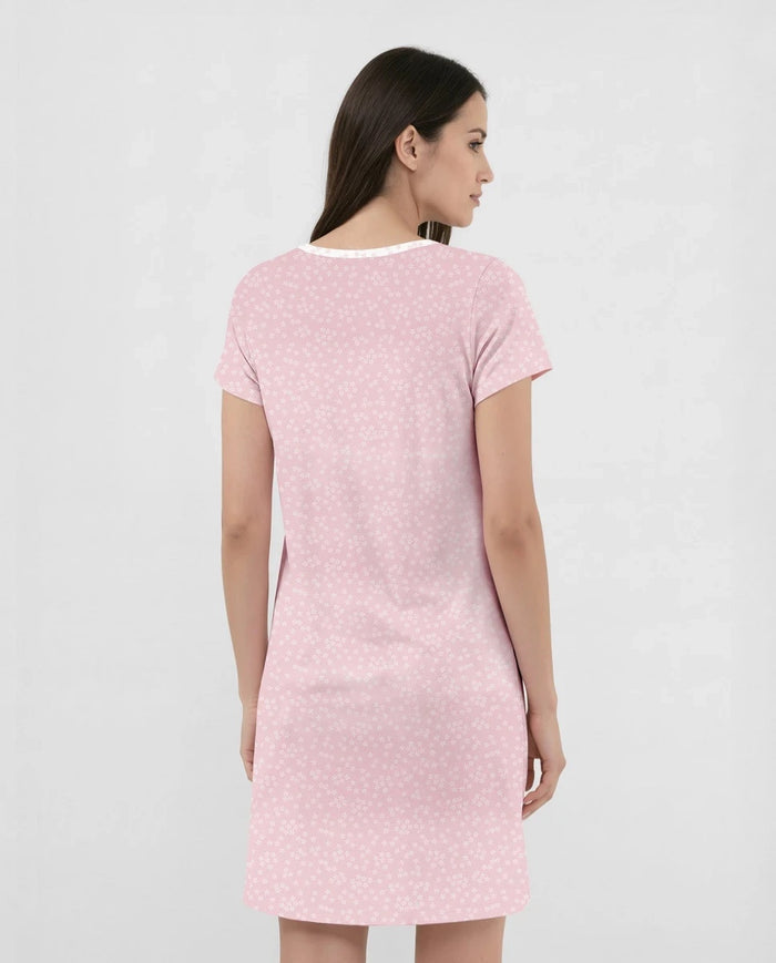 Camisón corto de manga corta rosa con flores blancas