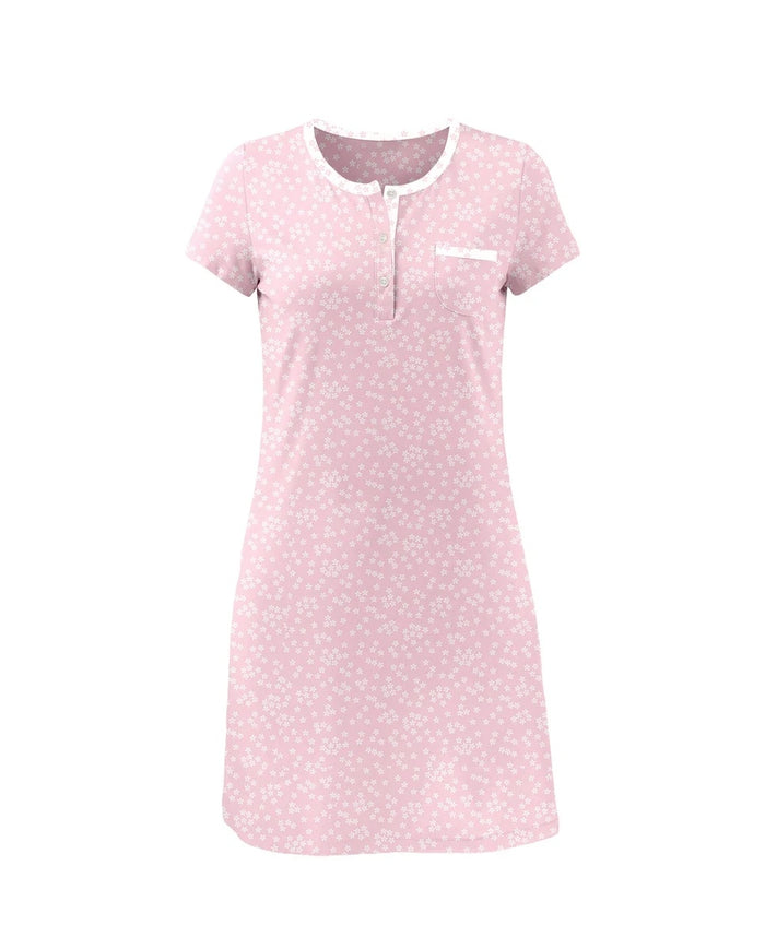 Camisón corto de mujer de punto rosa con florecitas de manga corta cuello redondo abierto con pata y botones y bolsillo decorativo.