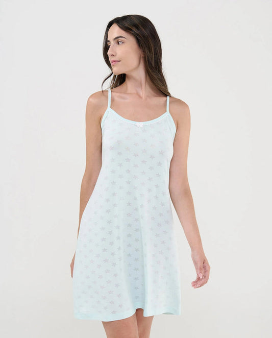 Mujer con camisón de verano de tirantes finos de punto verde y diseño desagujado de estrellitas