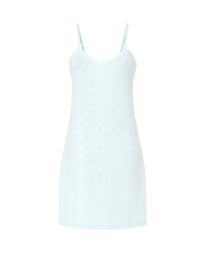 Camisón corto con tirantes finos y diseño desagujado verde de estrellitas con lacito decorativo.